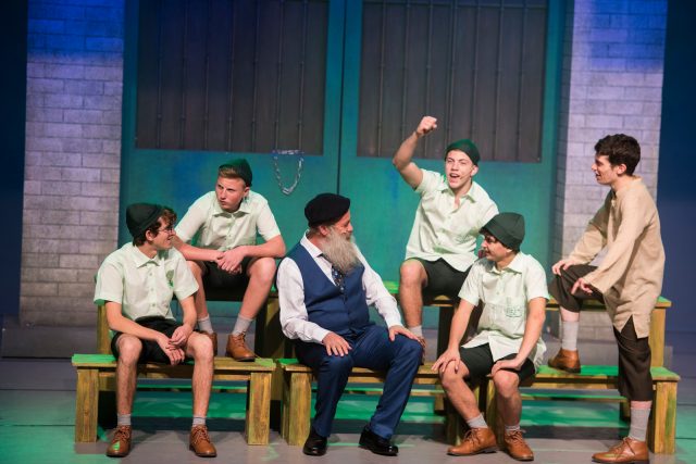 שולי עם השחקנים הצעירים (צילום:נתן יעקובוביץ)