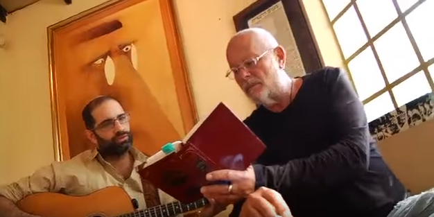 אריק סיני ויוני גנוט בעבודה משותפת על השיר 'אל אדון' (צילום מסך מתוך יוטיוב)