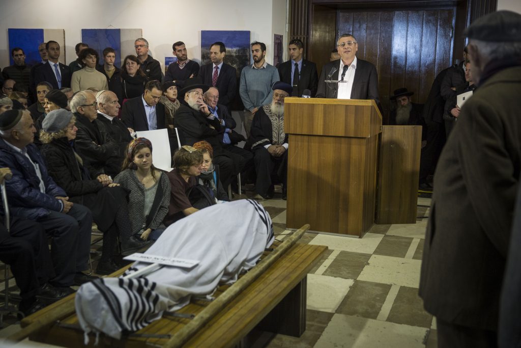 Friends, Family members, and politicians, attend the funeral of Yaakov Neeman, a former Israeli lawyer, former Minister of Justice and Minister of Finance, at Shlomo Hall in Jerusalem, on January 2, 2017. Photo by Hadas Parush/Flash90 *** Local Caption *** יעקב נאמן הלוויה לוויה
