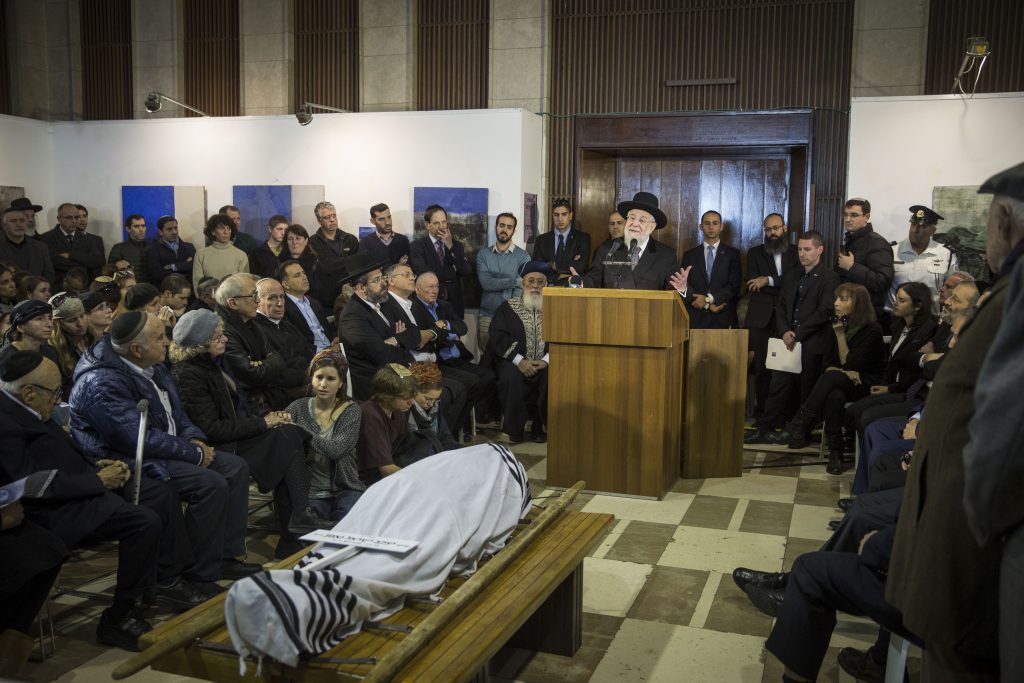 Rabbi Meir Lau speaks during the funeral of Yaakov Neeman, a former Israeli lawyer, former Minister of Justice and Minister of Finance, at Shlomo Hall in Jerusalem, on January 2, 2017. Photo by Hadas Parush/Flash90 *** Local Caption *** יעקב נאמן הלוויה לוויה הרב מאיר לאו