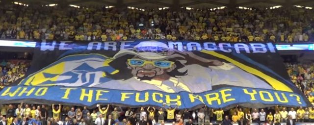 התחלפו היוצרות. השלט של אוהדי מכבי נגד בלגרד. צילום מסך מיוטיוב.