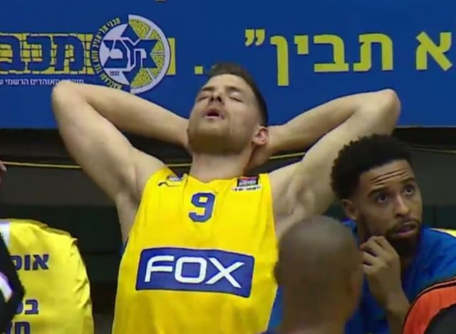 גל מקל לאחר שהוחלך תוך 19 שניות. צילום מסך.