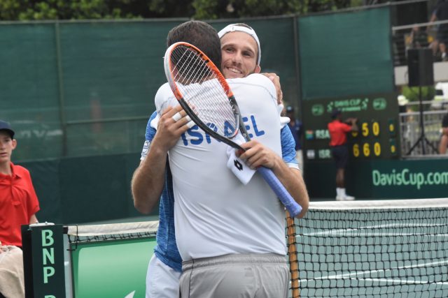 עידן לשם לאחר הניצחון בגביע דיוויס