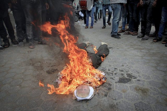 פלסטינים שורפים את תמונת טראמפ (צילום: Abed Rahim Khatib / Flash90)
