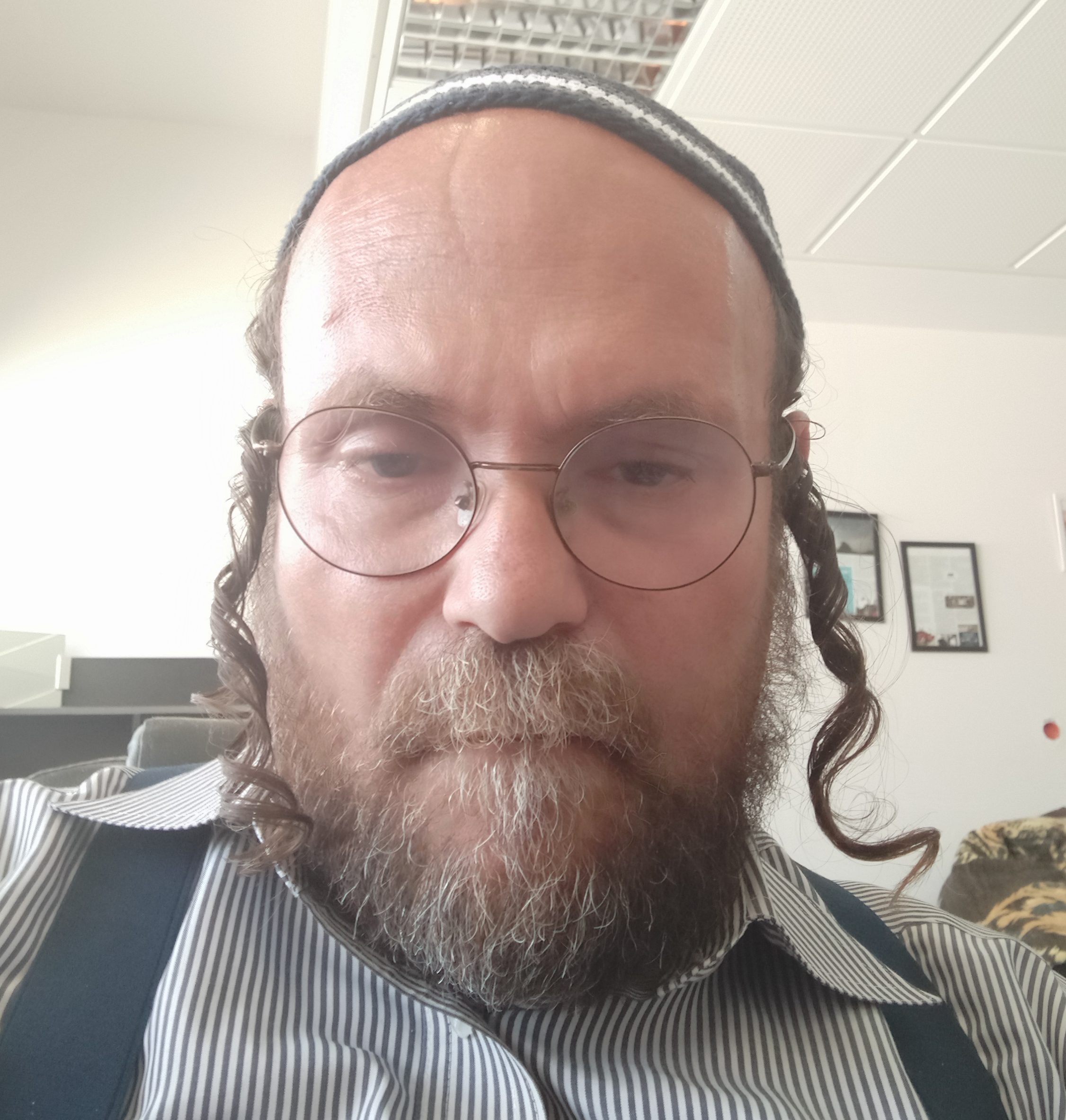 בעיתונות החרדית צריך את הכיפה בצבע הנכון