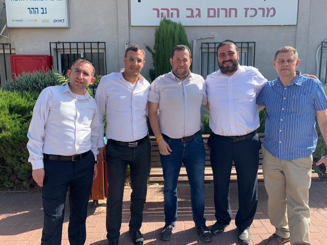 ארבל ויועצי דרעי עם יוסי דגן. צילום: באדיבות המצלם, ללא קרדיט