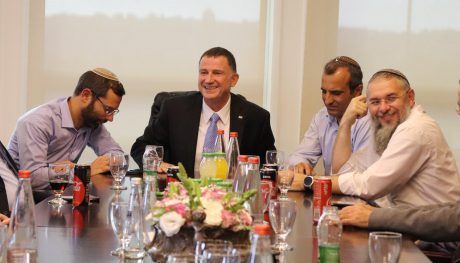 דורני, נאמן וגנץ אצל יו"ר הכנסת (צילום: מועצת יש"ע)