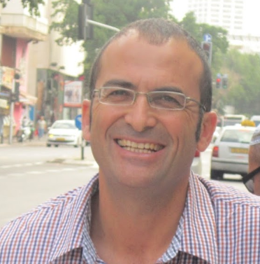 דמות חינוכית שחן וחיוך נסוך עליה • פרידה מהרב