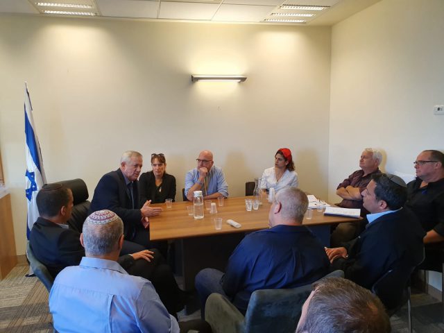 גנץ עם ראשי הרשויות (צילום: אלעד מלכה)