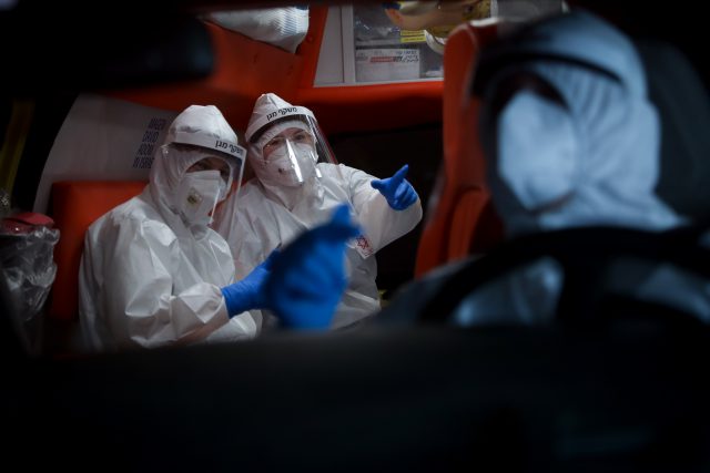 מקיימים בדיקות קורונה (צילום: חיים גולדברג/ סרוגים)