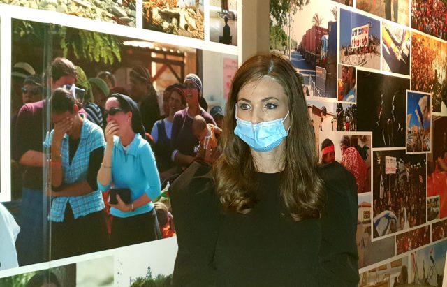 ינקלביץ ברקע תמונות המפונים (צילום: באדיבות המצלם)