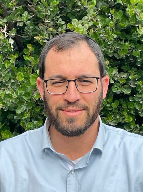 אצל חבריי מהקיבוץ, משהו בקשר הטבעי לארץ ניתק