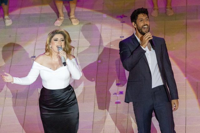 עידן עמדי מופיע עם שרית חדד ביום העצמאות בהר הרצל (צילום: יונתן זינדל, פלאש 90)