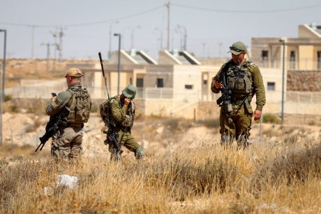 חיילים סמוך לישיבת רעותא אחרי הפיגוע, השבוע (צילום: Wisam Hashlamoun/Flash90)