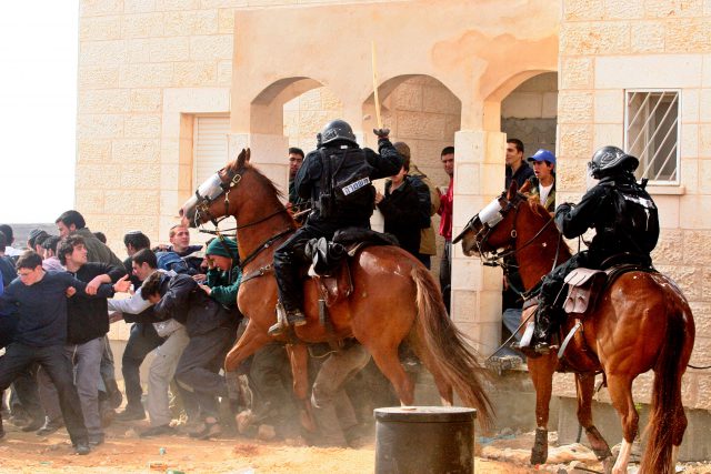 פינוי עמונה ב-2006 (צילום: Pierre Terdjman/Flash90)