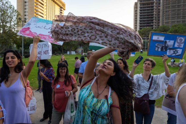 הפגנת ההזדהות בירושלים עם המפגינות האיראניות (צילום: אוליביה פיטוסי, פלאש 90)