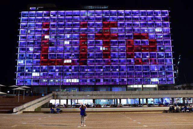 בניין עיריית תל אביב, הלילה (צילום: תומר נויברג, פלאש 90)