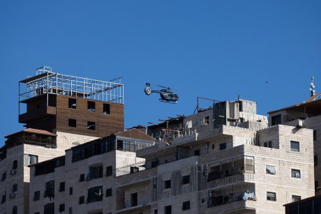 מסוק משטרתי מעל שועפאט (צילום: Yonatan Sindel/Flash90)