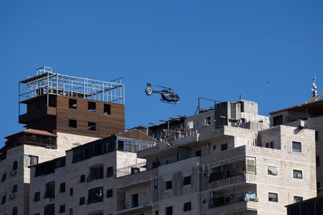 מסוק משטרתי מעל שועפאט (צילום: Yonatan Sindel/Flash90)