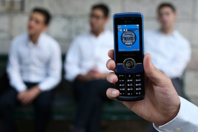 ההקלטה נשלחה לחרדים רבים, ביניהם מחזיקי טלפונים כשרים. ארכיון (צילום: נתי שוחט, פלאש 90)
