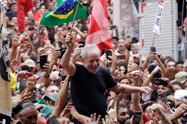 דה סילבה עם תומכיו אחרי שחרורו מהכלא ב-2019 (צילום: Nelson Antoine / Shutterstock.com)