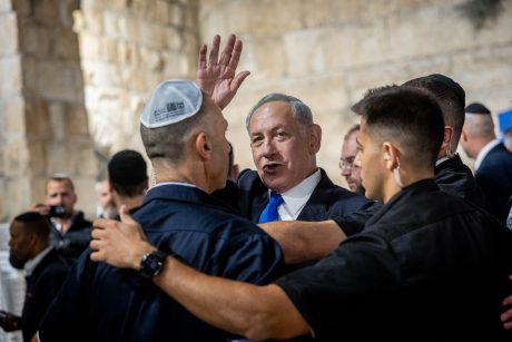 בנימין נתניהו בכותל, אתמול (Yonatan Sindel/Flash90)