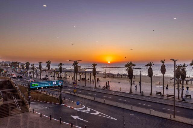 שקיעה בחוף הים בתל אביב (צילום: יוסי אלוני, פלאש 90)