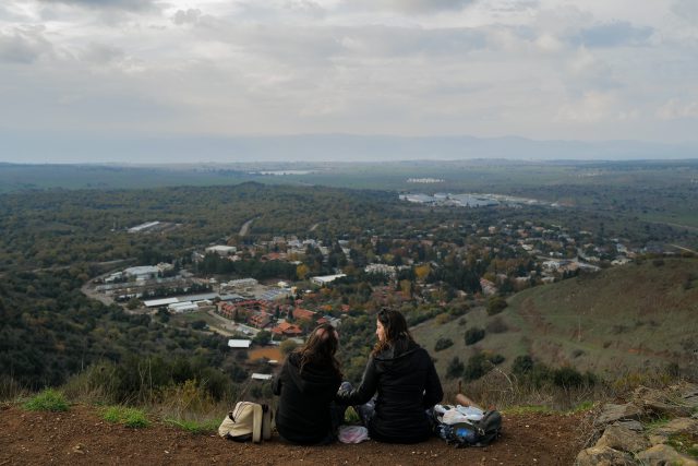 תיירים מברזיל משקיפים על גבול סוריה (צילום: מיכאל גלעדי, פלאש 90)