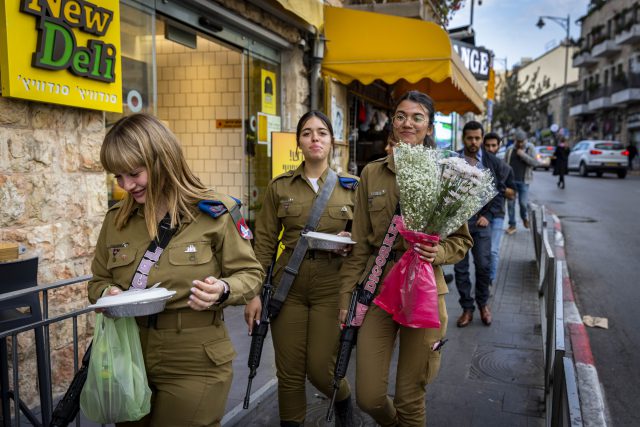 חיילות עושות קניות בירושלים (צילום: אוליביה פיטוסי, פלאש 90)