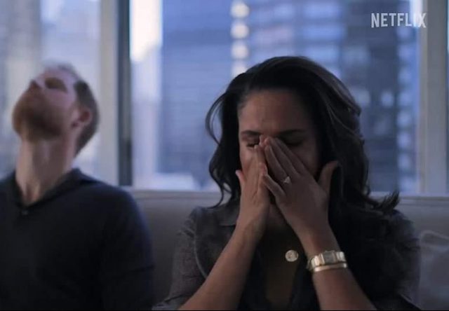 Megan est vue en train de pleurer la tête entre les mains dans le premier teaser de Docu sur Netflix (Netflix / YouTube)