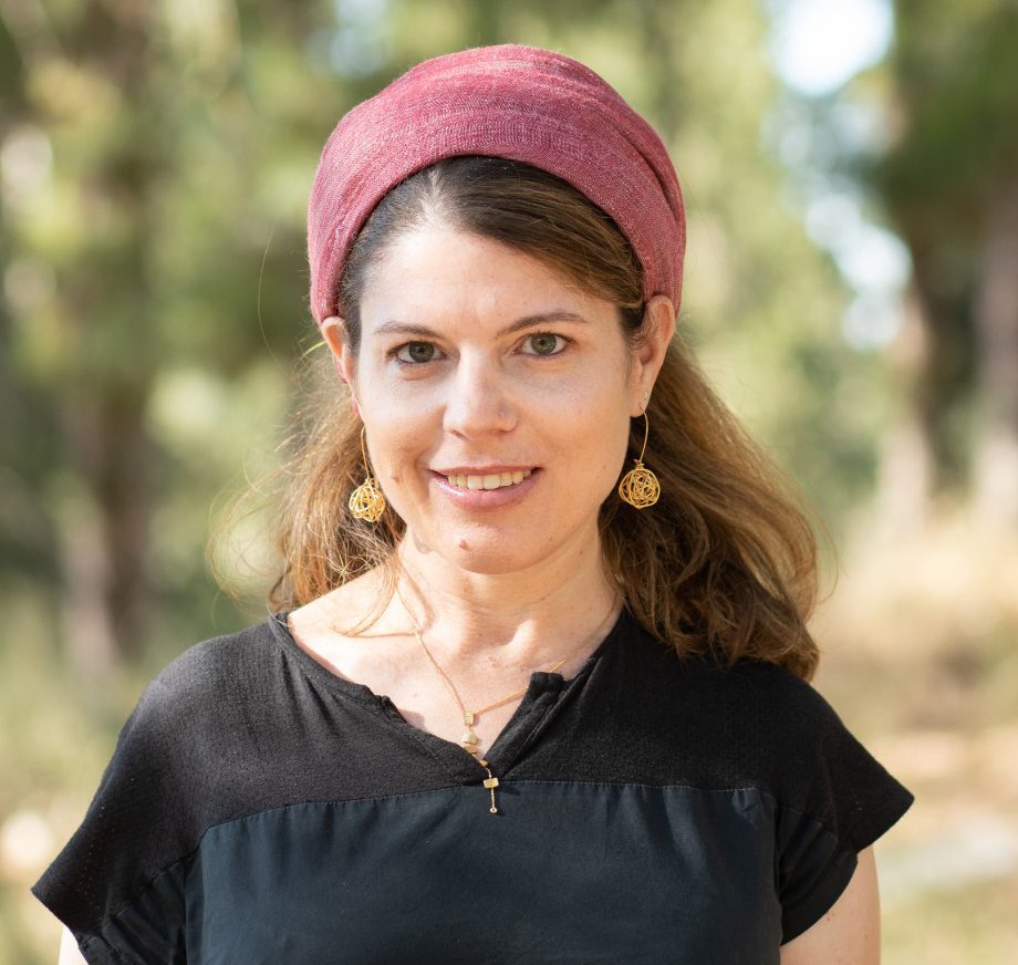 אל תדמי בנפשך להמלט בית המלך מכל היהודים