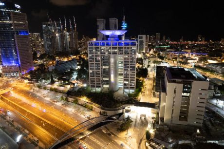 בניין הקריה מואר לזכר החללים (צילום: אגף דוברות וקשרי ציבור במשרד הביטחון)