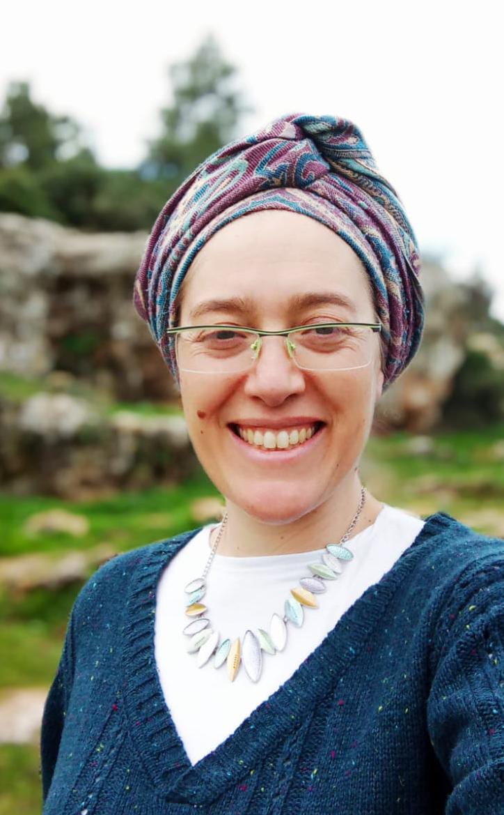 שני רכבים בנתיבים הפוכים: אחד מלא בטוב, השני ברוע