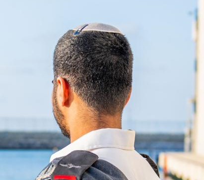 צוללן סרוג בטור מיוחד על הקורס החשאי מתחת למים