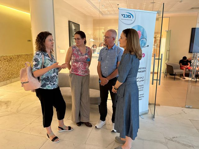 אח"כ מיכל וולדיגר במרפאת מכבי שירותי בריאות שנפתחה בראשית המלחמה במלון "נבו" (באדיבות המצלם)