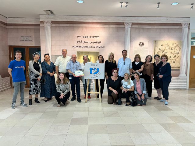 כל הצוותים שלקחו חלק בהקמת בית הספר "עז"- מנהל חינוך, משרד החינוך, ישראייד, ומוזיאון ארצות המקרא • קרדיט דוברות עיריית ירושלים