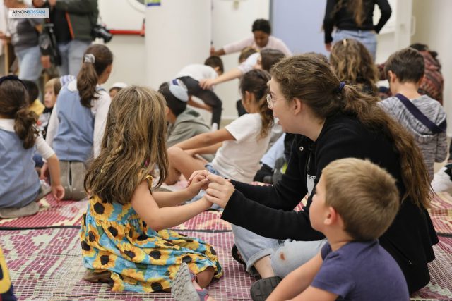 הנוער הירושלמי עם ילדי המתארחים בעיר. צילום: ארנון בוסאני