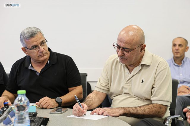 מנכ"ל העירייה איציק לארי (מימין) ועוזי חן, ראש אגף חירום וביטחון בעירייה • צילום: ארנון בוסאני