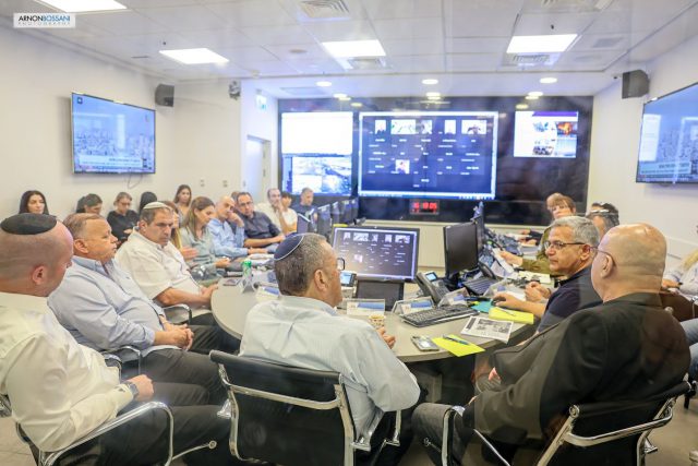 ראש העיר משה ליאון בישיבת היערכות בחמ"ל העירייה • צילום: ארנון בוסאני