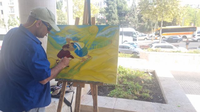 מעטפת כוללת למפונים ומתן מענה לצרכים השונים - ואפילו קנבסים לציור. אורן ויצמן, תושב שדרות, מצייר כתרפיה לפוסט טראומה • צילום: דוברות עיריית ירושלים