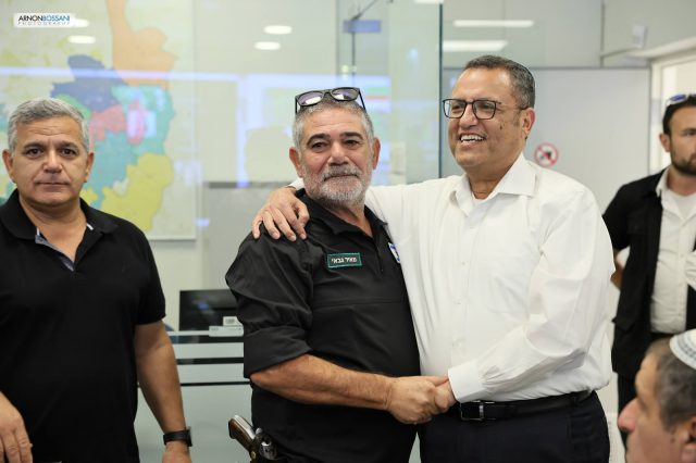 מאיר גבאי, תושב שדרות ופקח בעיר, שכל את ביתו מור בשבת השחורה. מאיר גויס לפיקוח העירוני בירושלים ומספר ימים לאחר גיוסו, השתתף בניטרול מחבל בפיגוע שהתרחש בעיר • צילום: ארנון בוסאני