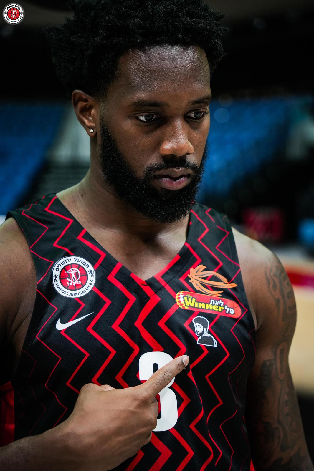 שחקני הפועל ירושלים בכדורסל ישחקו עם דיוקנו של הרש על חולצתם (קרדיט: הפועל ירושלים כדורסל)