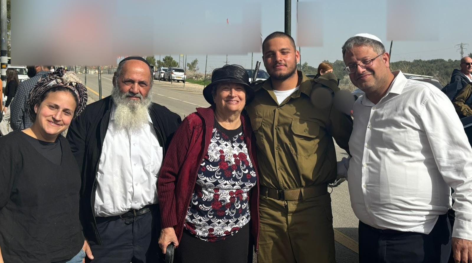 (שובאל והמשפחה, סמלי היחידה צונזרו)