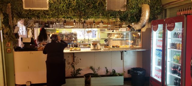 קפה הצבי . פעם היו דוהרים כאן סוסים